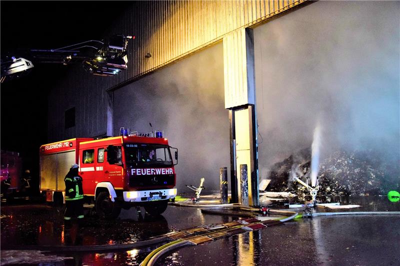 Braunschweig: 240 Einsatzkräfte löschen Großbrand auf Wertstoffhof Knapp 200 Feuerwehrkräfte waren im Einsatz. Foto: Jörg Koglin