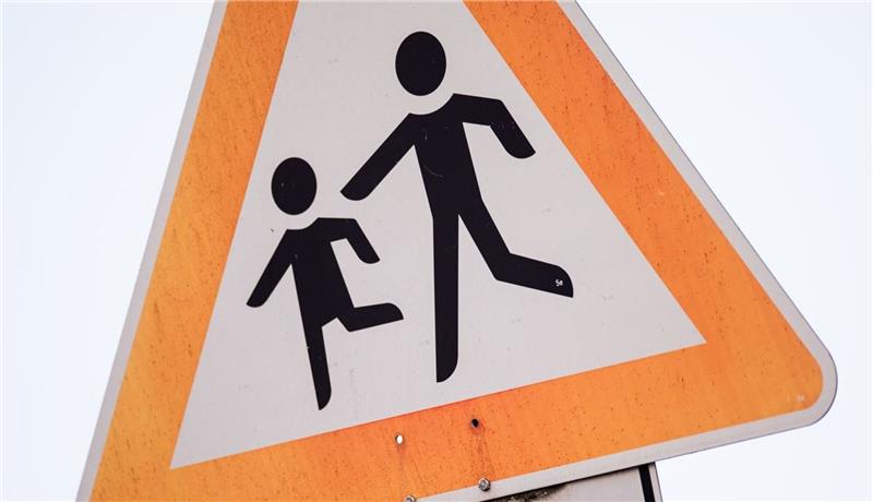 Knapp 2,2 Millionen der etwa 14,3 Millionen Kinder und Jugendlichen unter 18 fallen in die Kategorie «armutsgefährdet», weil sie etwa in Haushalten mit entsprechend geringen Einkommen leben.
