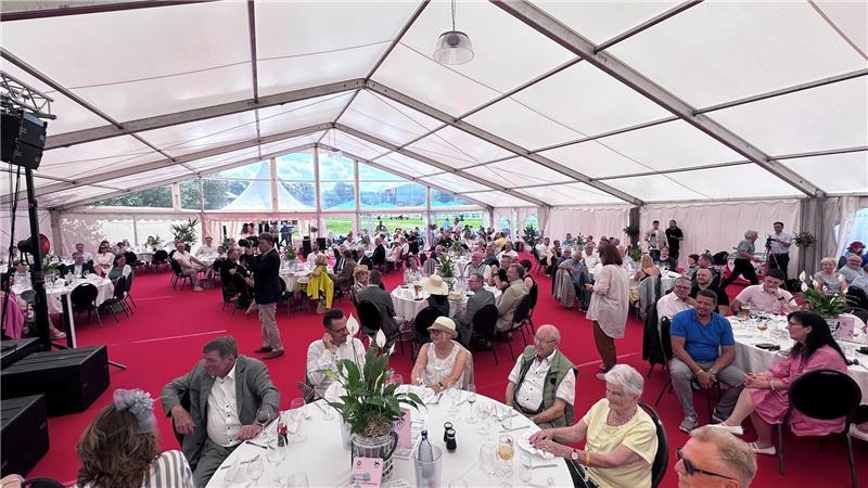 Knapp 250 Besucher kommen zur offiziellen Eröffnung ins VIP-Zelt