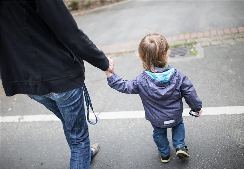 Studie: Jedes fünfte Kind armutsgefährdet Knapp 2,9 Millionen Kinder und Jugendliche - das entspricht einem Anteil von 20,8 Prozent - waren laut Stiftung 2021 bundesweit von Armut bedroht.