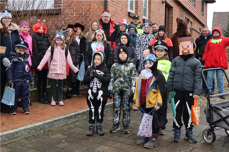 Knapp 30 Kinder ziehen in Bodenstein durch den Ort.