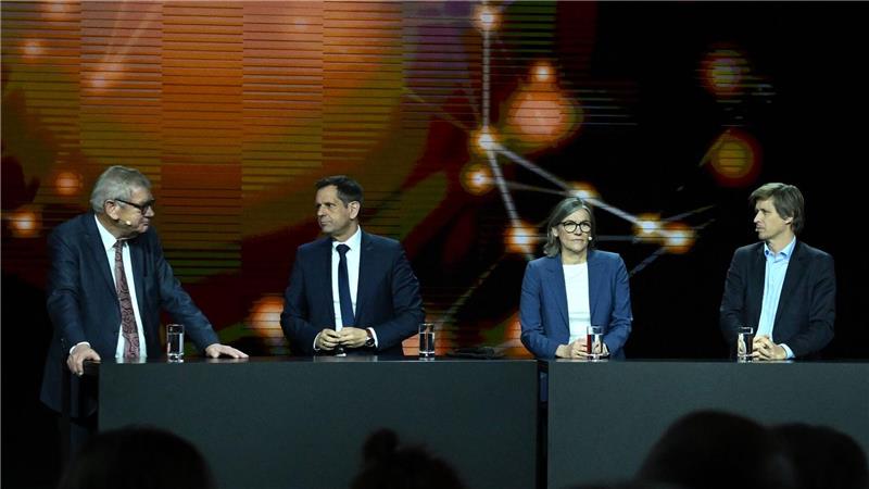 Knapp eine Stunde lang diskutierte Benner auf der Hannover Messe mit Gesamtmetall-Vize Arndt G. Kirchhoff, Ministerpräsident Olaf Lies (SPD) und IfW-Chef  Moritz Schularick (v.l.n.r.).