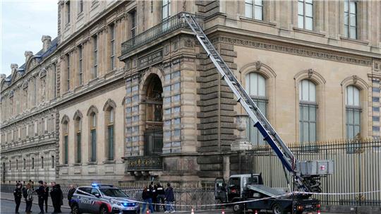 Knapp einen Monat nach dem Einbruch in den Louvre bewahrt Frankreichs Innenminister die Hoffnung, die gestohlenen Schmuckstücke wiederzufinden. (Archivbild)