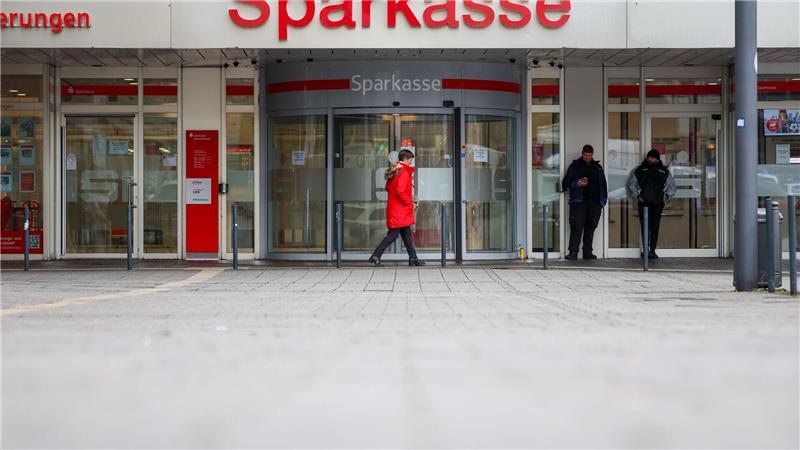 Knapp fünf Wochen nach dem spektakulären Einbruch ist die Sparkasse Gelsenkirchen wieder offen – allerdings nicht die Schließfachanlage. (Archivbild)