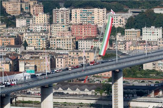 Knapp zwei Jahre nach dem Einsturz der Morandi-Autobahnbrücke konnte im Jahr 2000 der Neubau eingeweiht werden.