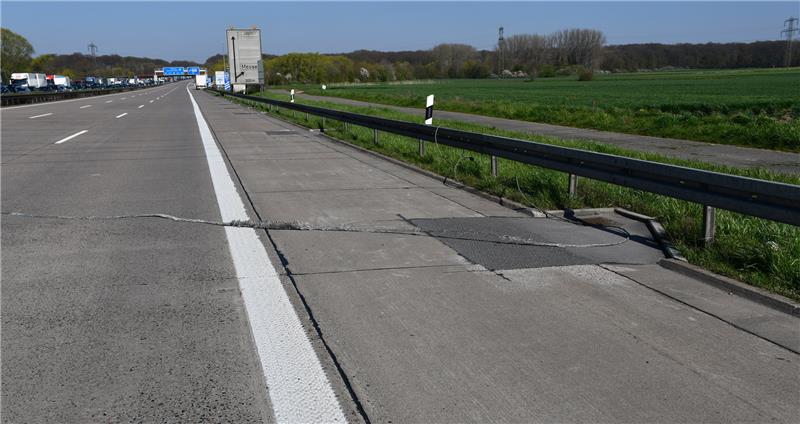 A7: Hochspannungskabel löst mehrere Unfälle aus Knapp zwei Stunden musste die Autobahn wegen des Hochspannungskabels gesperrt werden. Foto: Polizei Hildesheim