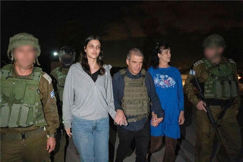 Hoffnung auf Freilassung weiterer Geiseln im Gazastreifen Knapp zwei Wochen nach der Entführung von mehr als 200 Menschen aus Israel hat die islamistische Hamas im Gazastreifen zwei der Geiseln freigelassen. Judith Raanan (2.v.r) und ihre 17-jährige Tochter Natalie werden von israelischen Soldaten und Brigadegeneral Gal Hirsch (M) begleitet.