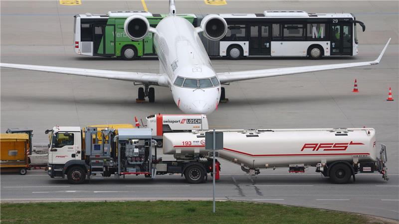 Knappheit bei Kerosin könnte das Fliegen teurer machen.