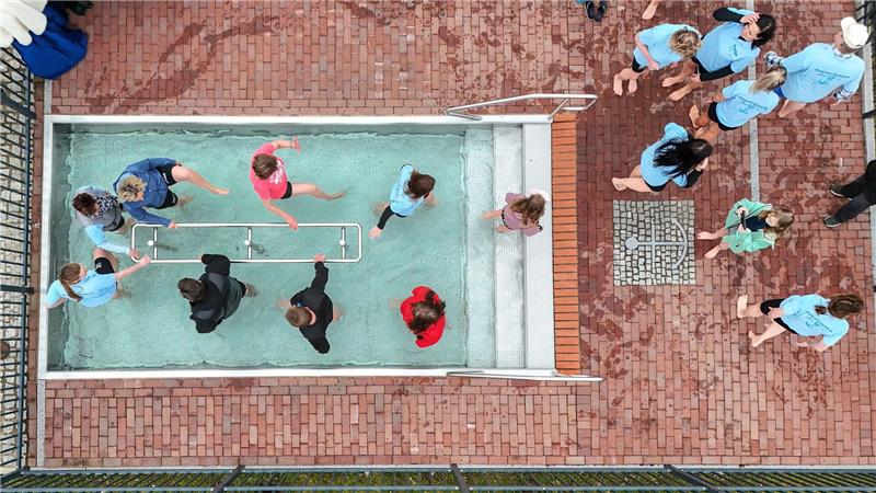 Kneipp-Saisonstart in Aken: Wassertreten im Gesundheitspark Aken, Sachsen-Anhalt
