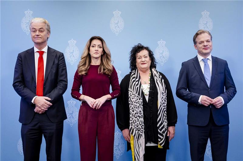 Wilders kündigt radikalen Kurswechsel für Niederlande an Koalitionäre in spe: Von links Geert Wilders (PVV), Dilan Yesilgoz von der rechtsliberalen VVD, Caroline van der Plas von der rechtspopulistischen Bauernpartei BBB und Pieter Omtzigt von der neuen rechtskonservativen NSC.