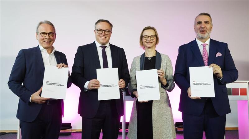 Erste Brombeer-Koalition steht - neuer Regierungszuschnitt Koalitionsvertrag von CDU, BSW und SPD in Thüringen perfekt