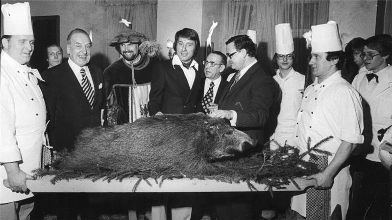 Wie Schlagerstar Udo Jürgens auf Bilder vom Goslarer Pancket kommt Koch Hermann Heger (l.) präsentiert 1976 „Kaiserworth“-Hotelier Johannes Mühlenkamp, Sänger Udo Jürgens, Oberbürgermeister Helmut Sander und Ehrengast Klaus Schütz das Wildschwein, das später auf der Tafel landen sollte.
