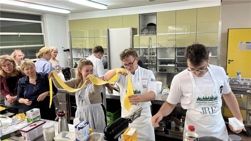 Koch Johannes Steingrüber (2.v.r.) aus dem Restaurant „Harzfenster“ in Seesen und Teilnehmer des KVHS-Kochkurses „Küche und Kultur“ freuen sich über den gelungenen Nudelteig.