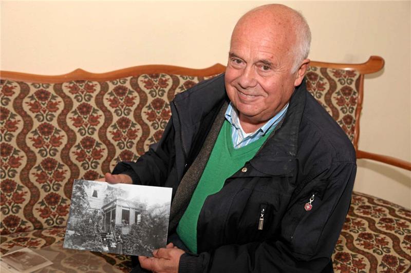 Koch-Urenkel Wolfgang Pfuhl, seit 1. März Eigentümer des Hauses, zeigt ein altes Familienfoto.