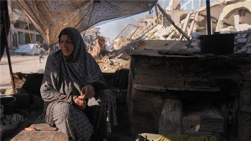 Kochen im Krisenalltag: Frau versorgt ihre Familie im Lager Al-Shati im Gazastreifen