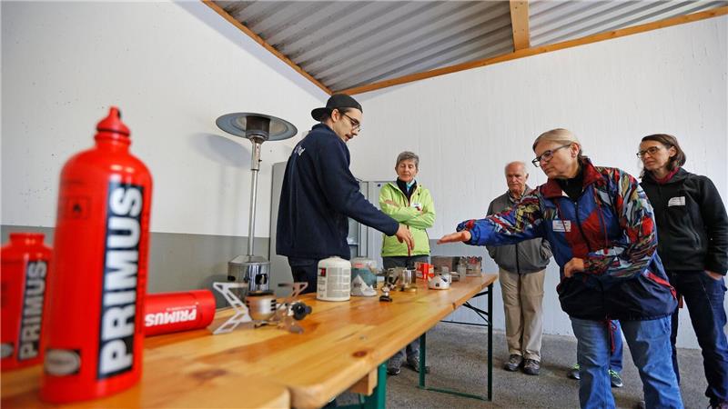 Zelten im Wohnzimmer - Ansturm auf Krisenkurse nach Blackout Kochen ohne Strom ist nicht komfortabel - aber möglich. (Archivfoto)