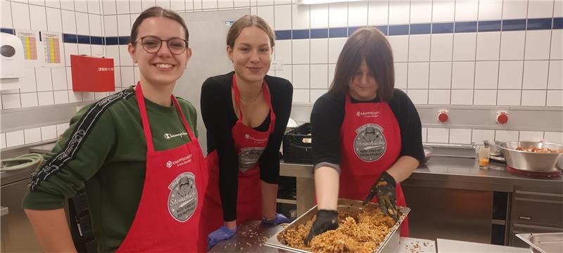 Prominenter Sternekoch macht Bad Harzburgs Schülern Dampf Kochen während der Schulzeit: Die Mädchen haben Spaß am Projekt. Foto: Jenzora