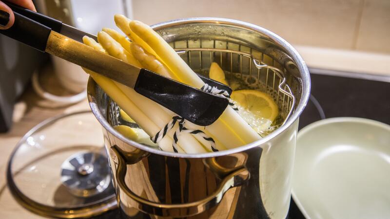 Ob weiß oder grün: So gelingt der Spargel Kocht der Spargel stehend in einer kleinen Menge Wasser, gehen weniger Vitamine verloren.