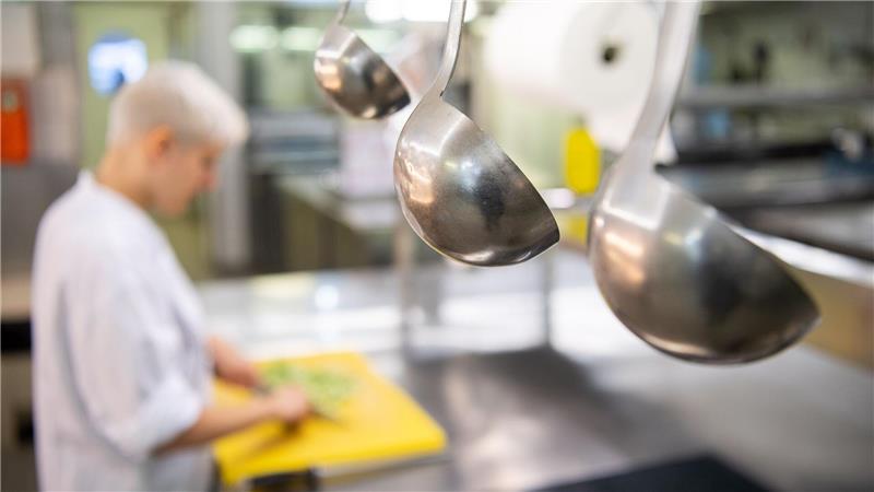Köche im Restaurant werden ab Mai besser bezahlt. (Symbolbild)