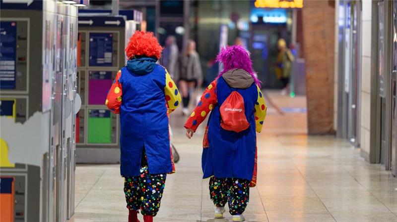 Erste Karnevalsfans in Köln unterwegs Kölle Allaaf um sieben Uhr: Zum 11.11. mischen sich so manche Clowns unter die Pendler am Kölner Hauptbahnhof.