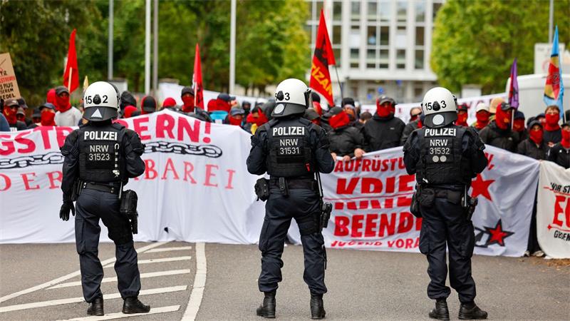 Köln: Demonstranten blockieren vor der Lüttich-Kaserne im Rahmen des Klimacamps „Rheinmetall entwaffnen“