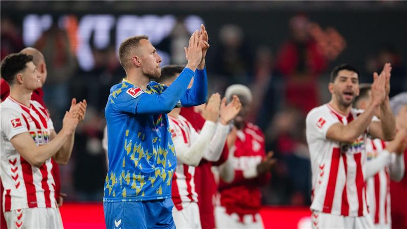 Köln um Torwart Marvin Schwäbe jubelte über den 1:0-Sieg gegen Wolfsburg.