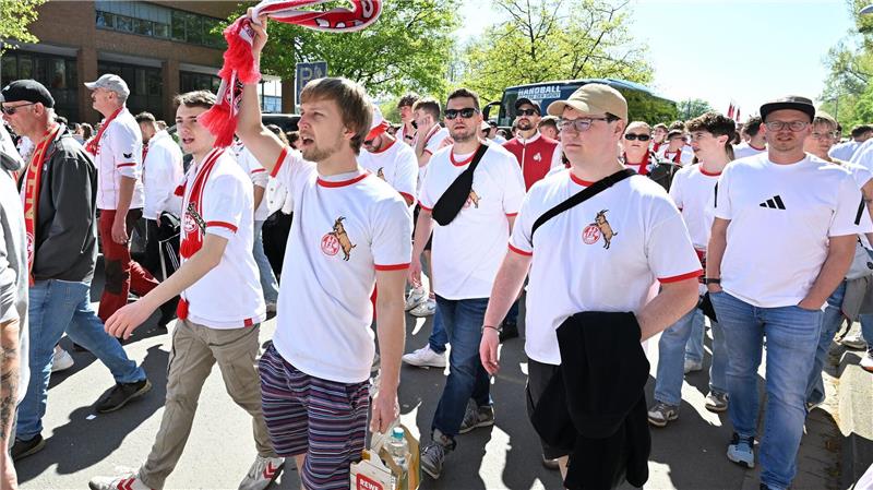 Hannover 96 schlägt Tabellenführer Köln Kölner Fanmarsch in Hannover.