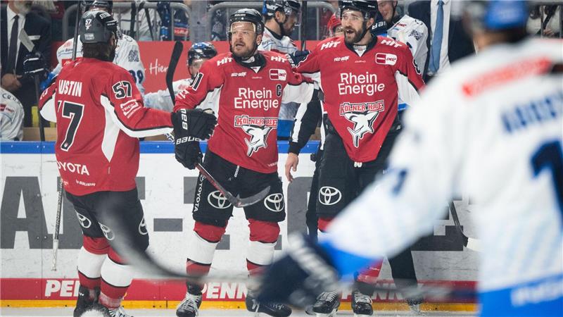 Köln erstmals seit 2014 im Finale - Duell gegen Berlin Kölns Brady Austin (l-r), Torschütze Moritz Müller und Alexandre Grenier jubeln nach dem Treffer zum 1:2.