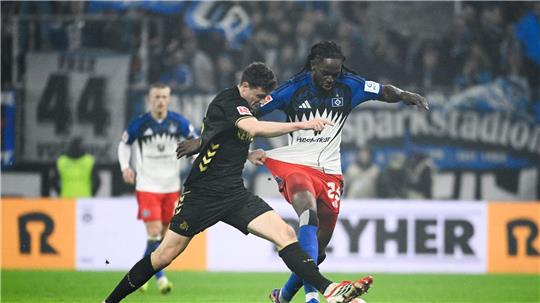 Kölns Eric Martel (l-r) und HSV-Abwehrspieler Jordan Torunarigha kämpfen um den Ball.