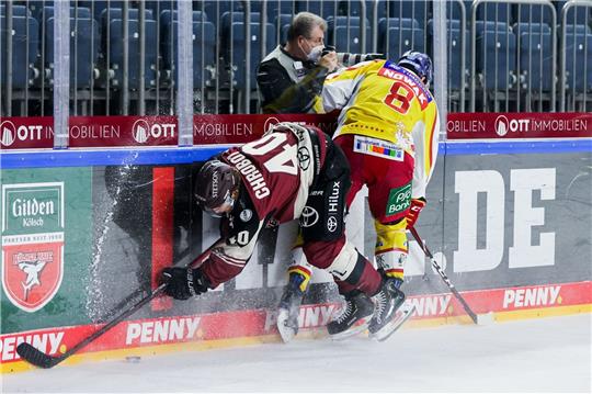 Kölns Julian Chrobot (l) und Düsseldorfs Marco Nowak versuchen an den Puck zu kommen.
