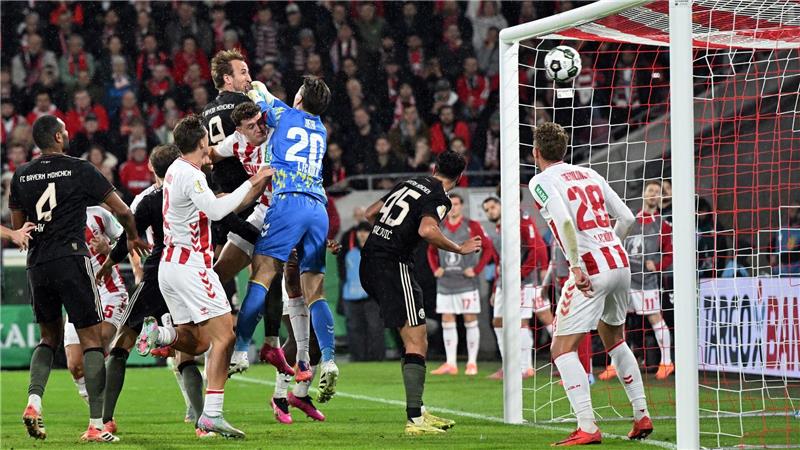 Die Serie hält: FC Bayern auch im DFB-Pokal nicht zu stoppen Kölns Keeper Zieler greift beim 3:1 der Bayern daneben.
