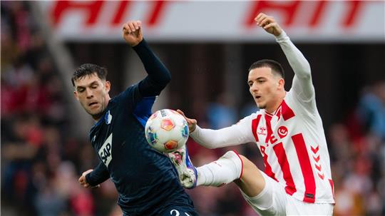 Kölns Said El Mala (r) und Hoffenheims Robin Hranac kämpfen um den Ball.