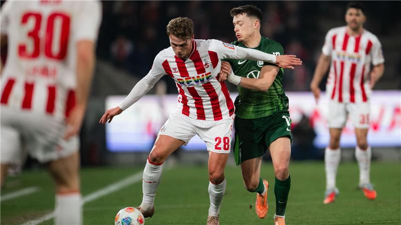 Kölns Sebastian Sebulonsen und Wolfsburgs Dzenan Pejcinović kämpfen um den Ball.