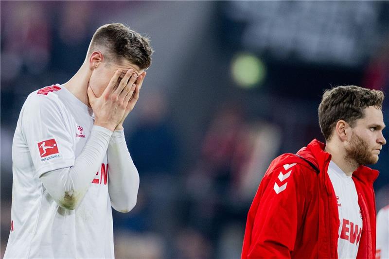 Jubel auf Krücken: Werder stellt alten Rehhagel-Rekord ein Kölns Steffen Tigges (l) fasst sich ins Gesicht.