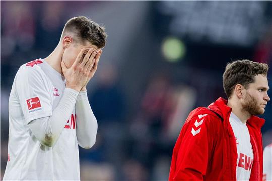 Kölns Steffen Tigges (l) fasst sich ins Gesicht.