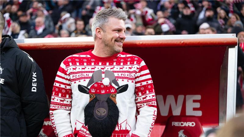 Kölns Trainer Lukas Kwasniok im Weihnachtspullover. 