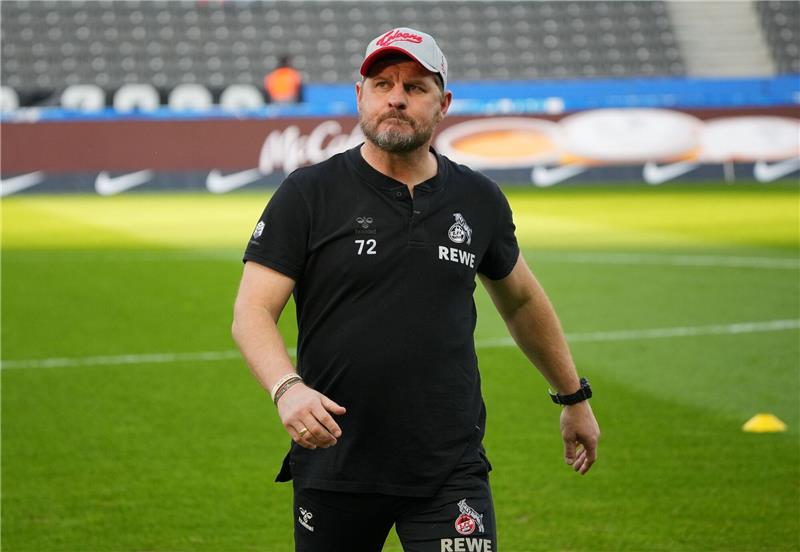Drittligist Meppen verliert Test bei Bundesligist 1. FC Köln Kölns Trainer Steffen Baumgart geht vor Spielbeginn über den Rasen.