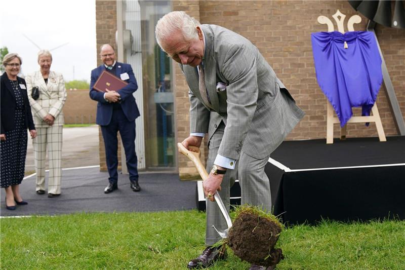 König Charles III. beim ersten Spatenstich für das Whittle Laboratory in Cambridge.