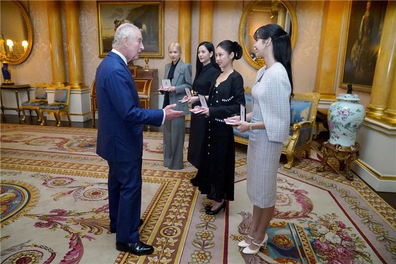 König Charles III. ehrt Blackpink im Buckingham Palast.
