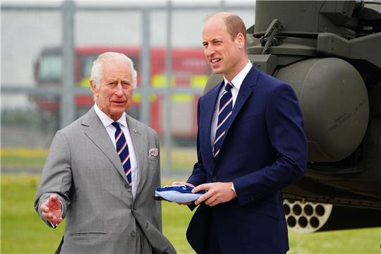 König Charles III. (l) und Prinz William beim Besuch des Army Aviation Centre.