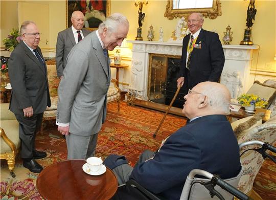 König Charles III. (m) von Großbritannien  bei einer Audienz im Buckingham-Palast mit Veteranen des Koreakriegs.