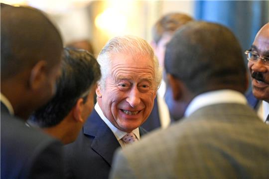 König Charles III. nimmt in Begleitung von Mitgliedern der königlichen Familie an einem Mittagessen der Generalgouverneure und Premierminister des Königreichs, einen Tag vor seiner Krönung, im Buckingham Palace teil. Die Krönung von König Charles III. wird am 6. Mai in London stattfinden. Foto: picture alliance/dpa/PA Wire | Toby Melville