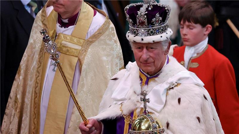 Kuchenprotest im Tower: Aktivisten attackieren Kronjuwelen König Charles III. trug die State Crown nach seiner Krönung (Archivbild).