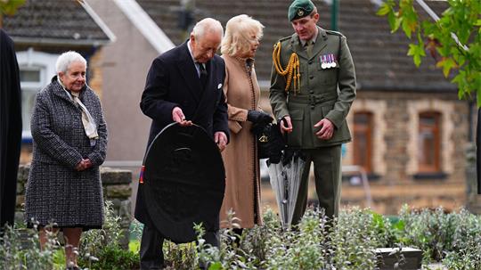 König Charles III. und Königin Camilla gedenken der verheerenden Katastrophe von Aberfan. 