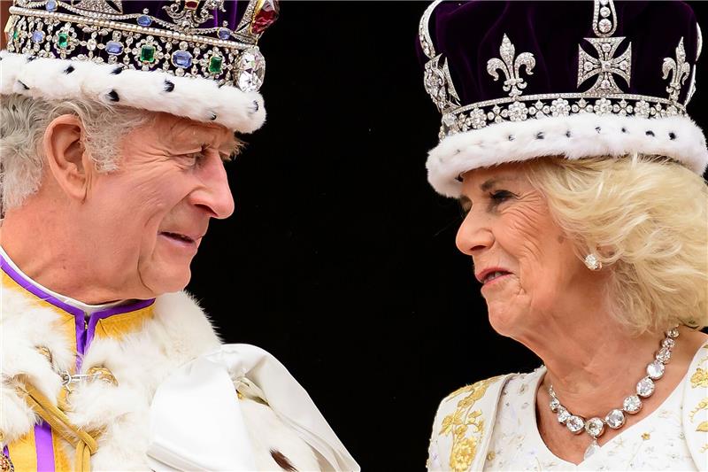 Königin Camilla verzichtet auf neue Pelze König Charles III. und Königin Camilla nach ihrer Krönung auf dem Balkon des Buckingham-Palastes.