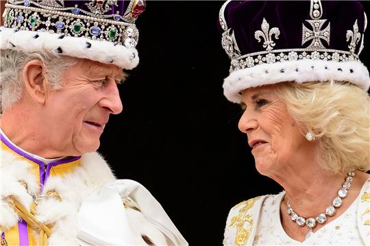 König Charles III. und Königin Camilla  nach ihrer Krönung auf dem Balkon des Buckingham-Palastes.