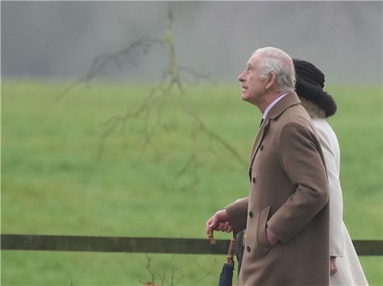 König Charles III. und Königin Camilla verlassen Mitte Februar einen Sonntagsgottesdienst in der St. Mary Magdalene Church.
