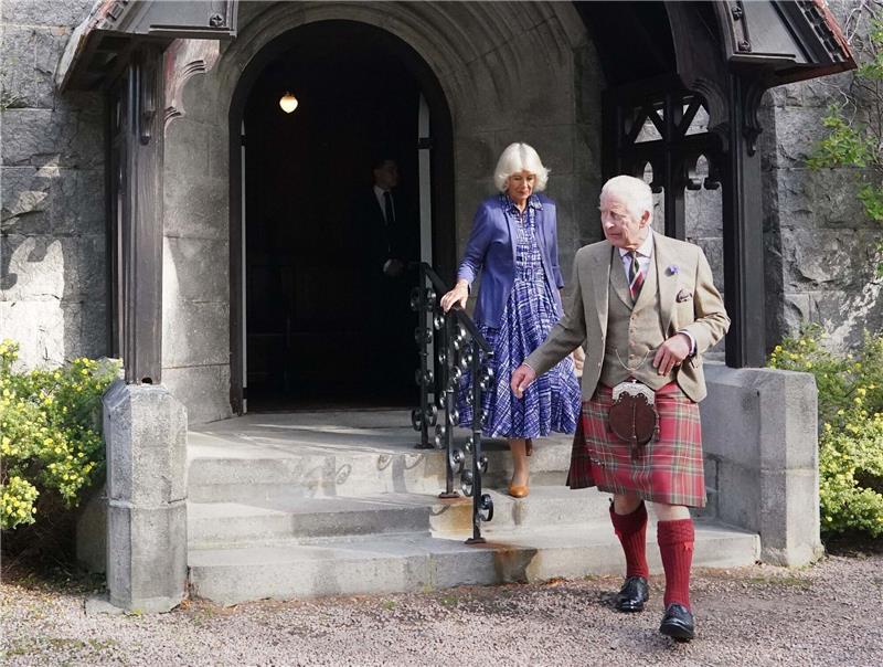 Erster Todestag der Queen: Royals erinnern an Elizabeth II. König Charles III. und Königin Camilla verlassen die Kirche Crathie Kirk in der Nähe von Balmoral.