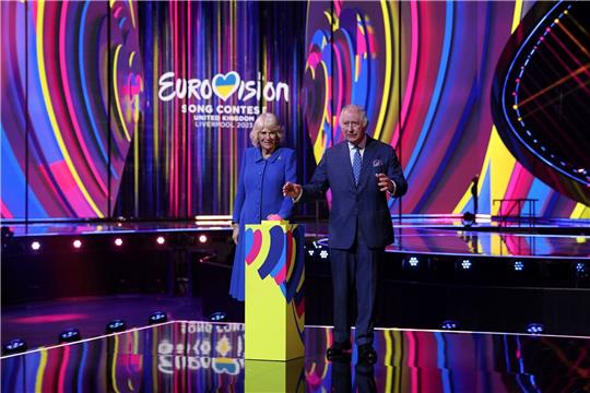 König Charles III. und Königsgemahlin Camilla auf der ESC-Bühne in Liverpool.