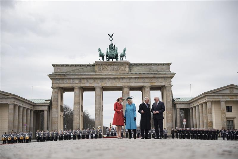 Jubelrufe und Fähnchen: Charles und Camilla in Berlin König Charles III. von Großbritannien (2.v.r) und Königsgemahlin Camilla (2.v.l) werden am Brandenburger Tor von Bundespräsident Frank-Walter Steinmeier und seiner Frau Elke Büdenbender mit militärischen Ehren begrüßt.